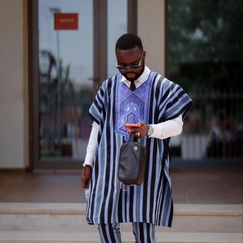 Homme en tenue rayée bleu et blanc descendant des marches