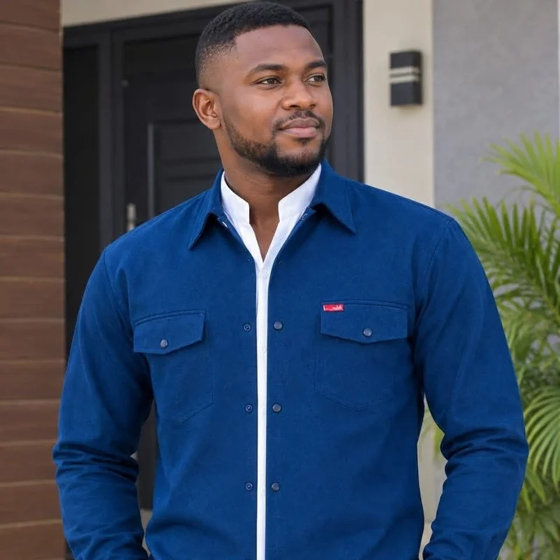 Homme en chemise bleu roi à passepoil blanc