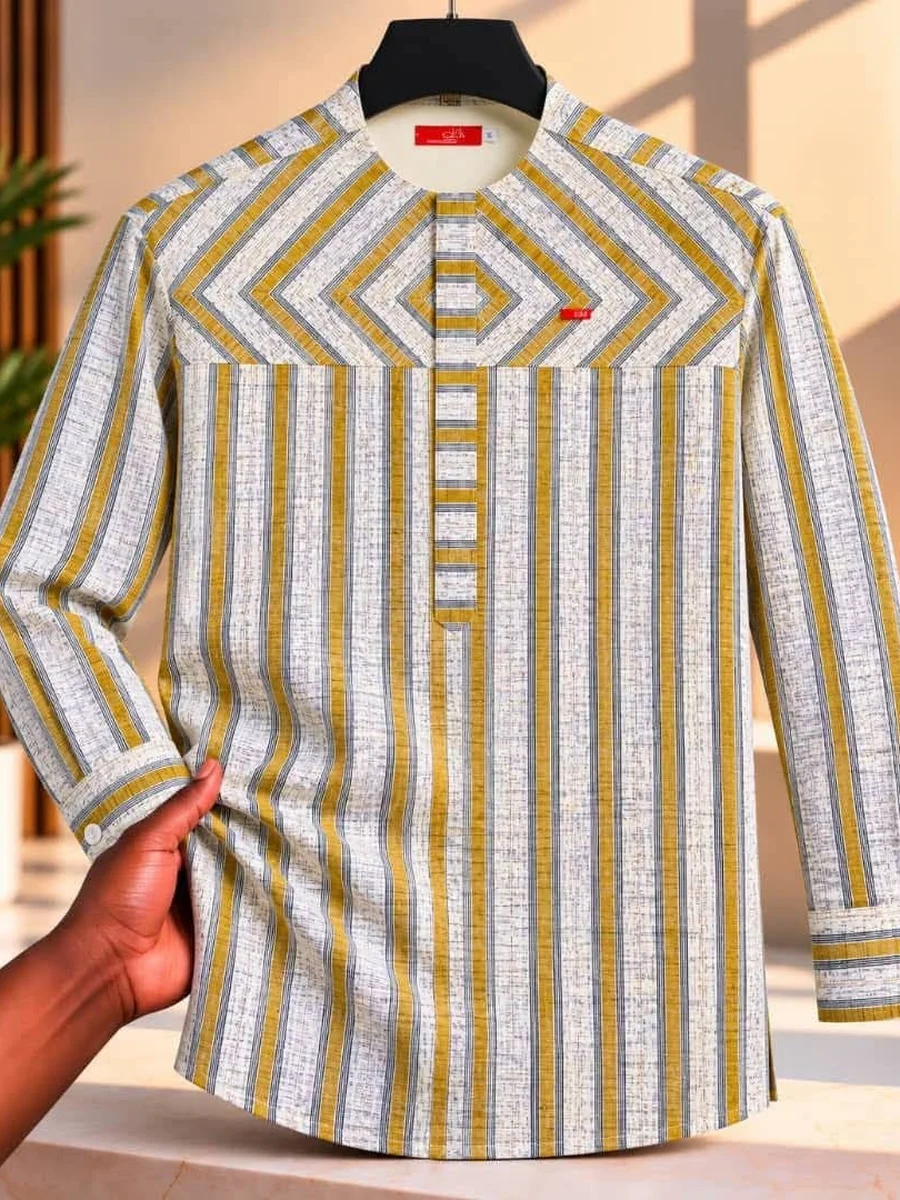 Tunique rayée ocre et blanc, losanges au plastron, présentée sur cintre
